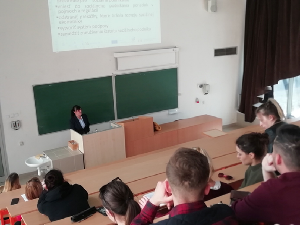 Manažérka RC SE pre Nitriansky kraj Iveta Ďuricová prednáša študentom 3. ročníka Fakulty európskych štúdii a regionálneho rozvoja Slovenskej poľnohospodárskej univerzity v Nitre informácie o zákone č. 112/2018 Z.z. o sociálnej ekonomike a sociálnych podnikoch.