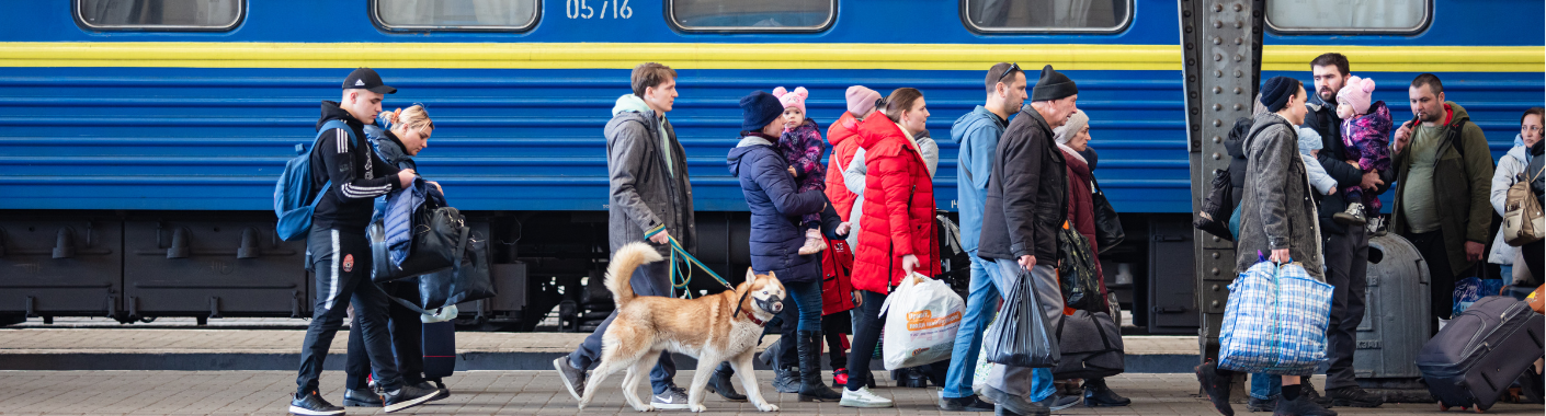 Ukrajinský občania nasadajú do vlaku